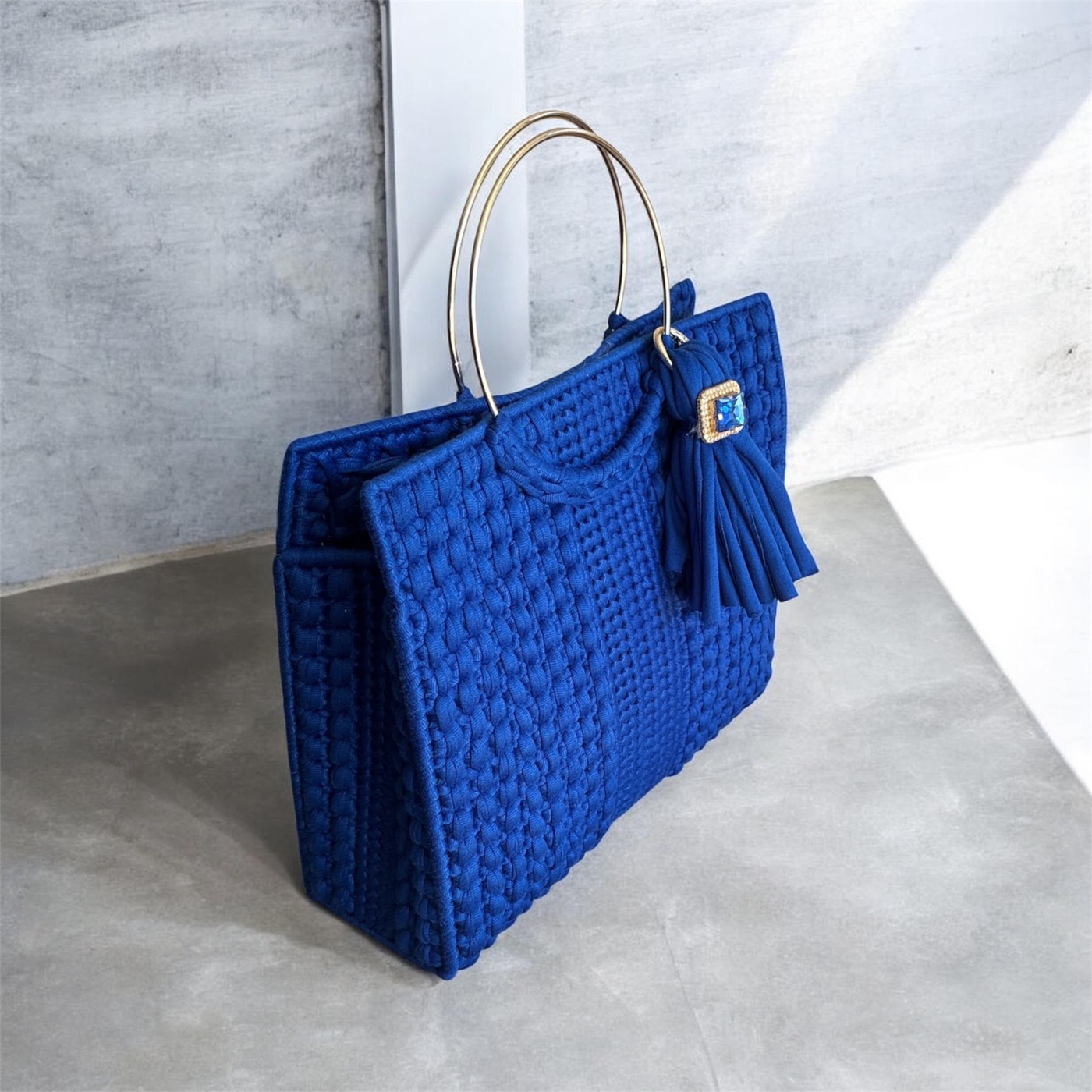 Borsa artigianale blu DV Creation lavorata a mano con manici dorati