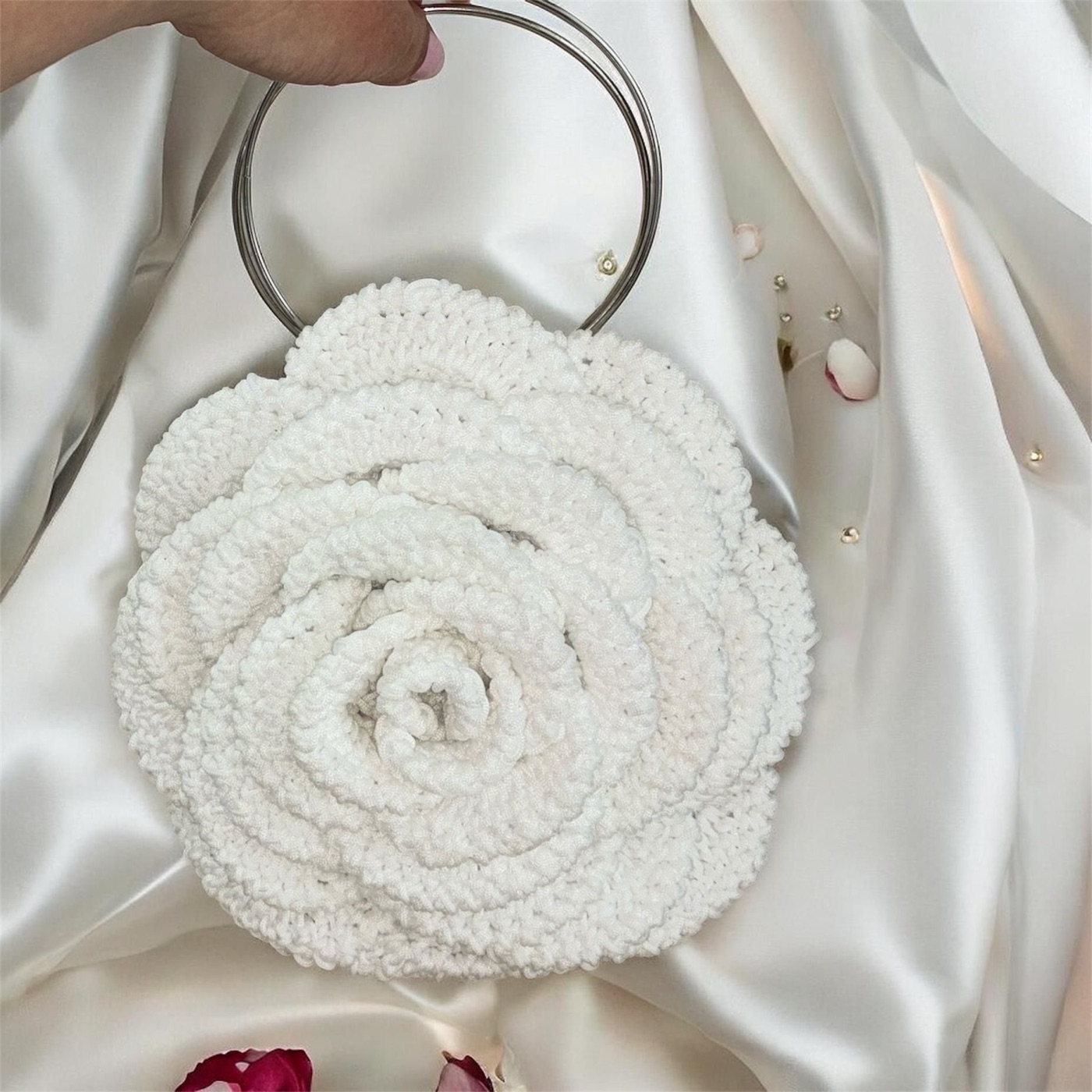 Borsa Camelia bianca a forma di fiore lavorata a mano